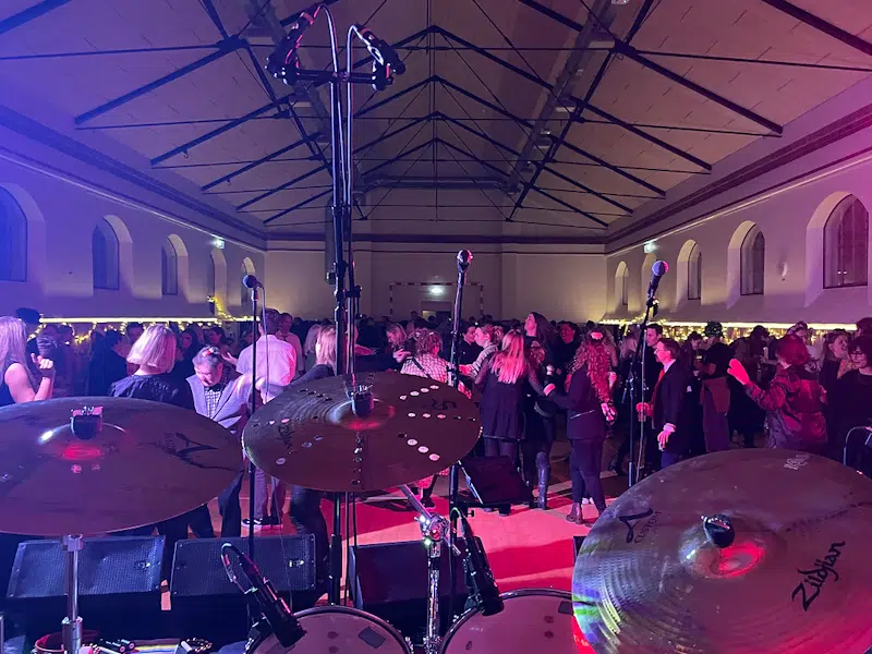 happy feet drum pub 400x300 (2)